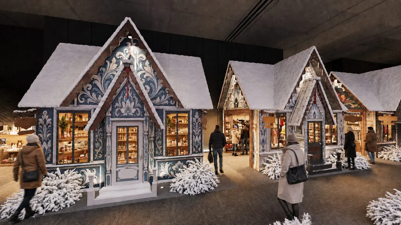 Mavi desenli cepheye sahip karlı panayır evi ve ziyaretçiler